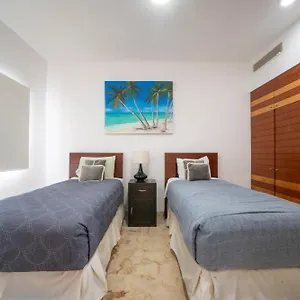 Сasa de vacaciones Beachfront Penthouse With 3 Bedrooms & Ocean View - Nubes